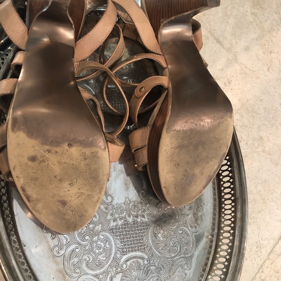 Tahari “Troy” Tan Heels - Picture 4 of 5